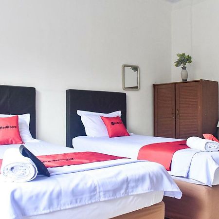 Hotel Reddoorz Near Sultan Hasanuddin Airport 2 Macasar Exterior foto