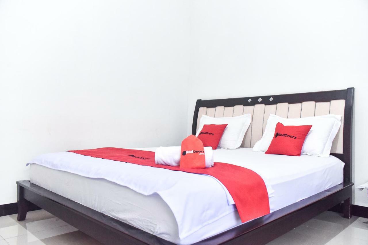 Hotel Reddoorz Near Sultan Hasanuddin Airport 2 Macasar Exterior foto