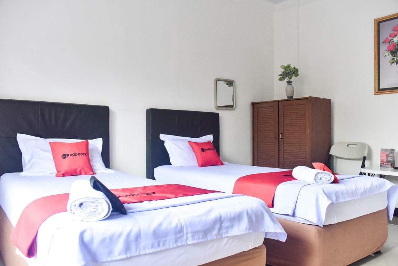 Hotel Reddoorz Near Sultan Hasanuddin Airport 2 Macasar Exterior foto