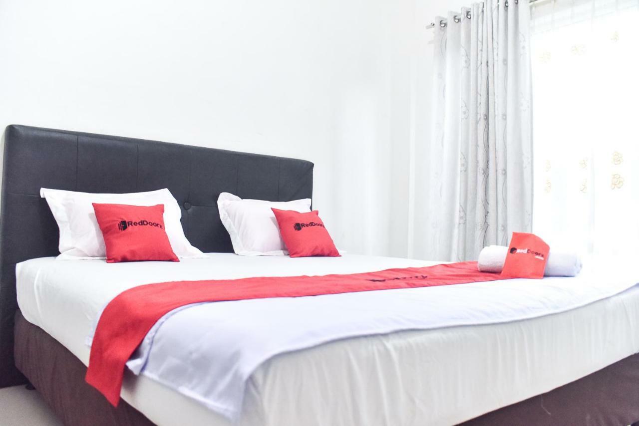 Hotel Reddoorz Near Sultan Hasanuddin Airport 2 Macasar Exterior foto