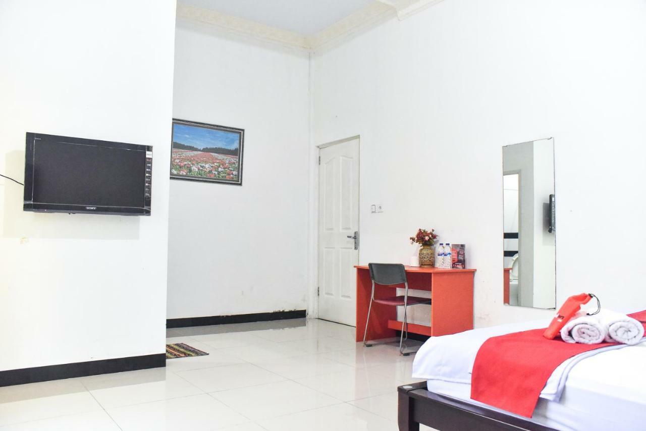 Hotel Reddoorz Near Sultan Hasanuddin Airport 2 Macasar Exterior foto