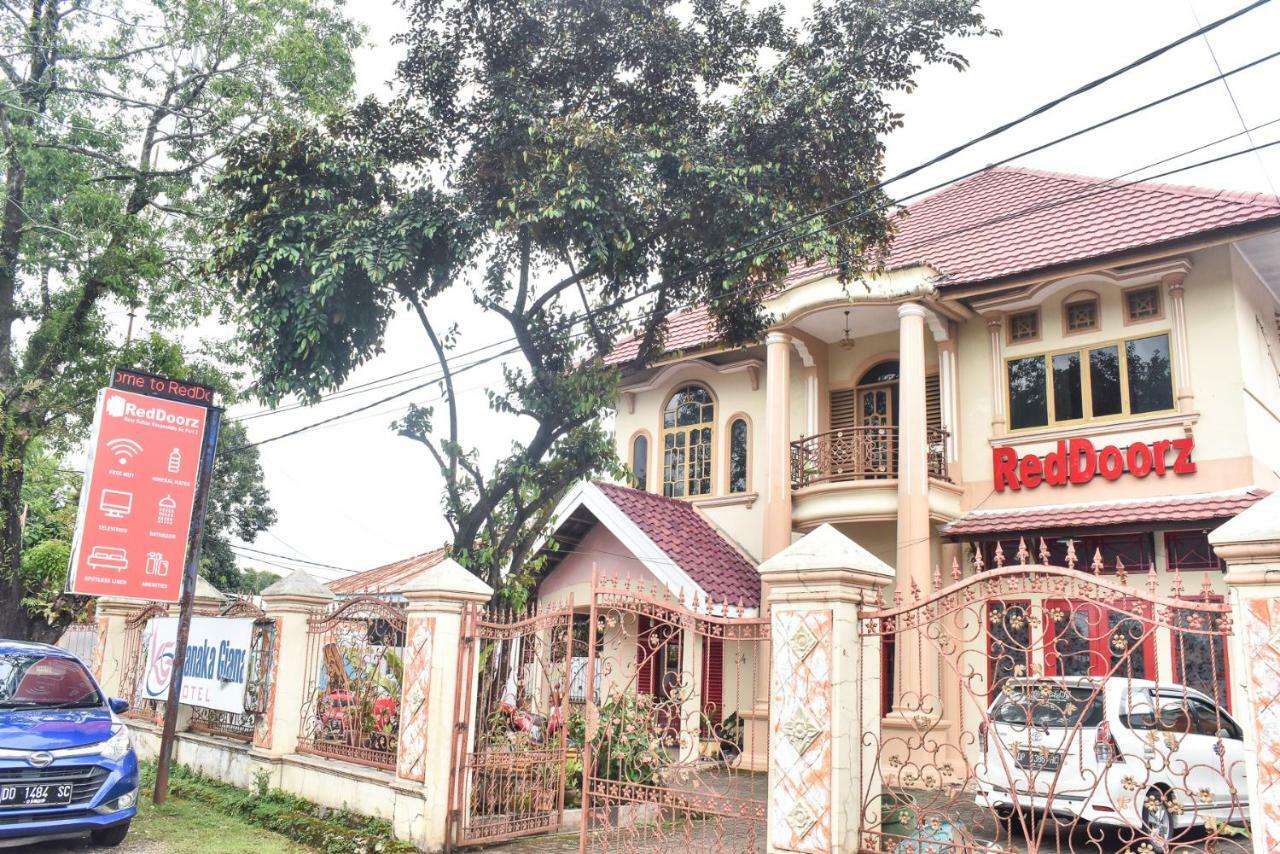 Hotel Reddoorz Near Sultan Hasanuddin Airport 2 Macasar Exterior foto