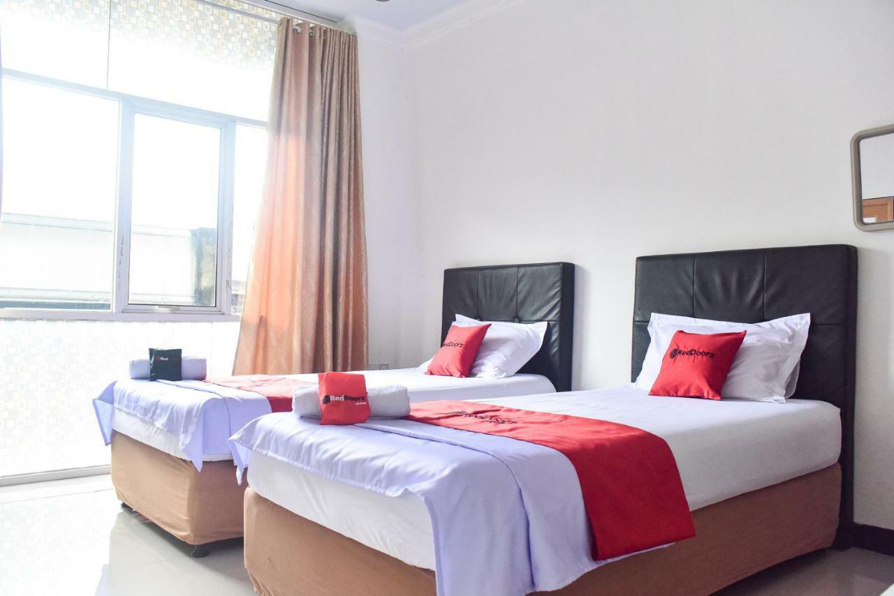 Hotel Reddoorz Near Sultan Hasanuddin Airport 2 Macasar Exterior foto