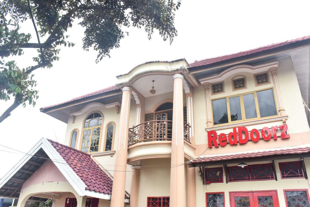 Hotel Reddoorz Near Sultan Hasanuddin Airport 2 Macasar Exterior foto