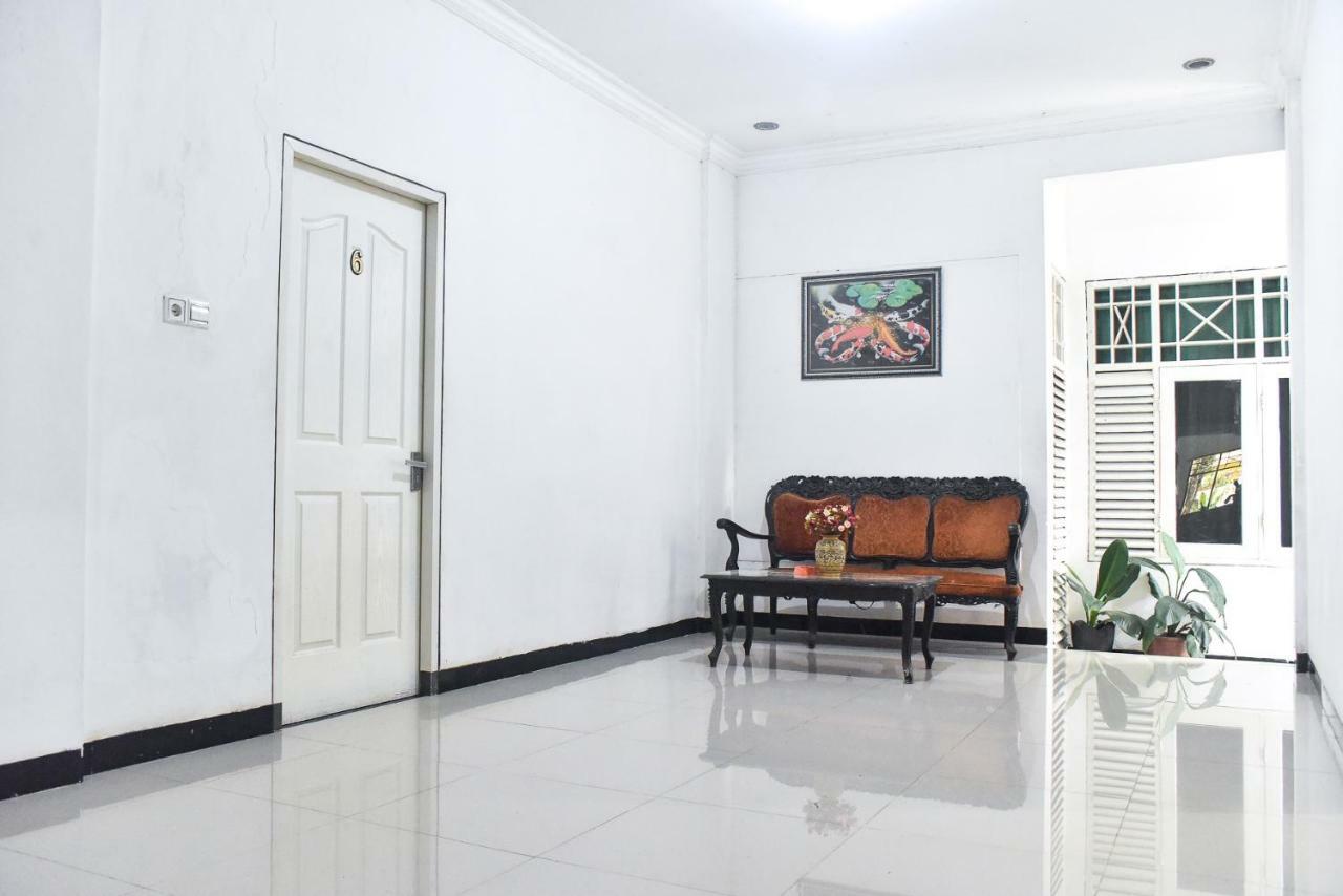 Hotel Reddoorz Near Sultan Hasanuddin Airport 2 Macasar Exterior foto