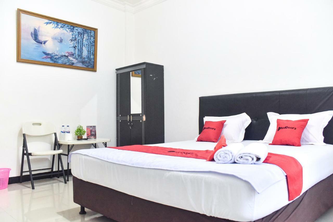 Hotel Reddoorz Near Sultan Hasanuddin Airport 2 Macasar Exterior foto