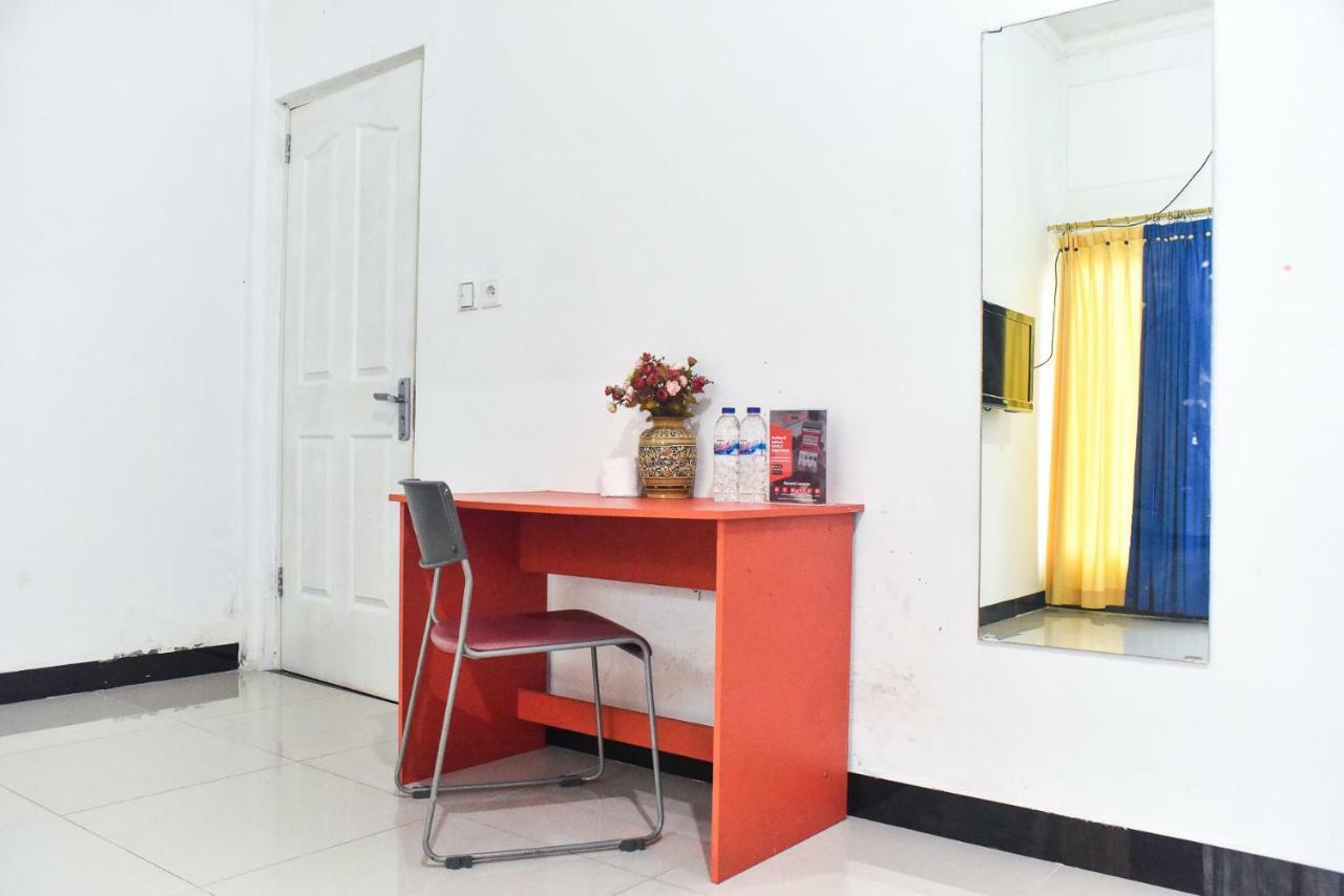 Hotel Reddoorz Near Sultan Hasanuddin Airport 2 Macasar Exterior foto