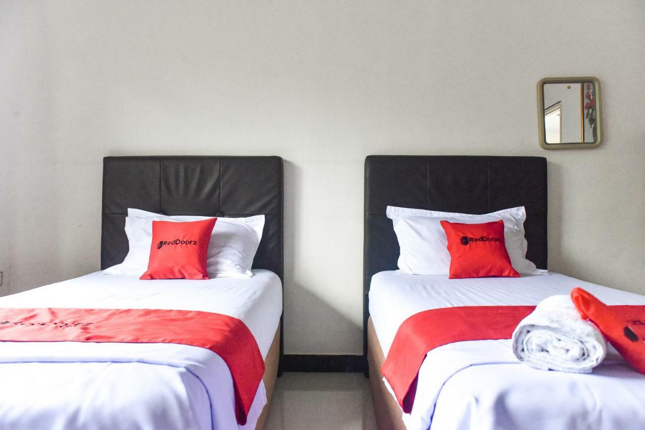 Hotel Reddoorz Near Sultan Hasanuddin Airport 2 Macasar Exterior foto