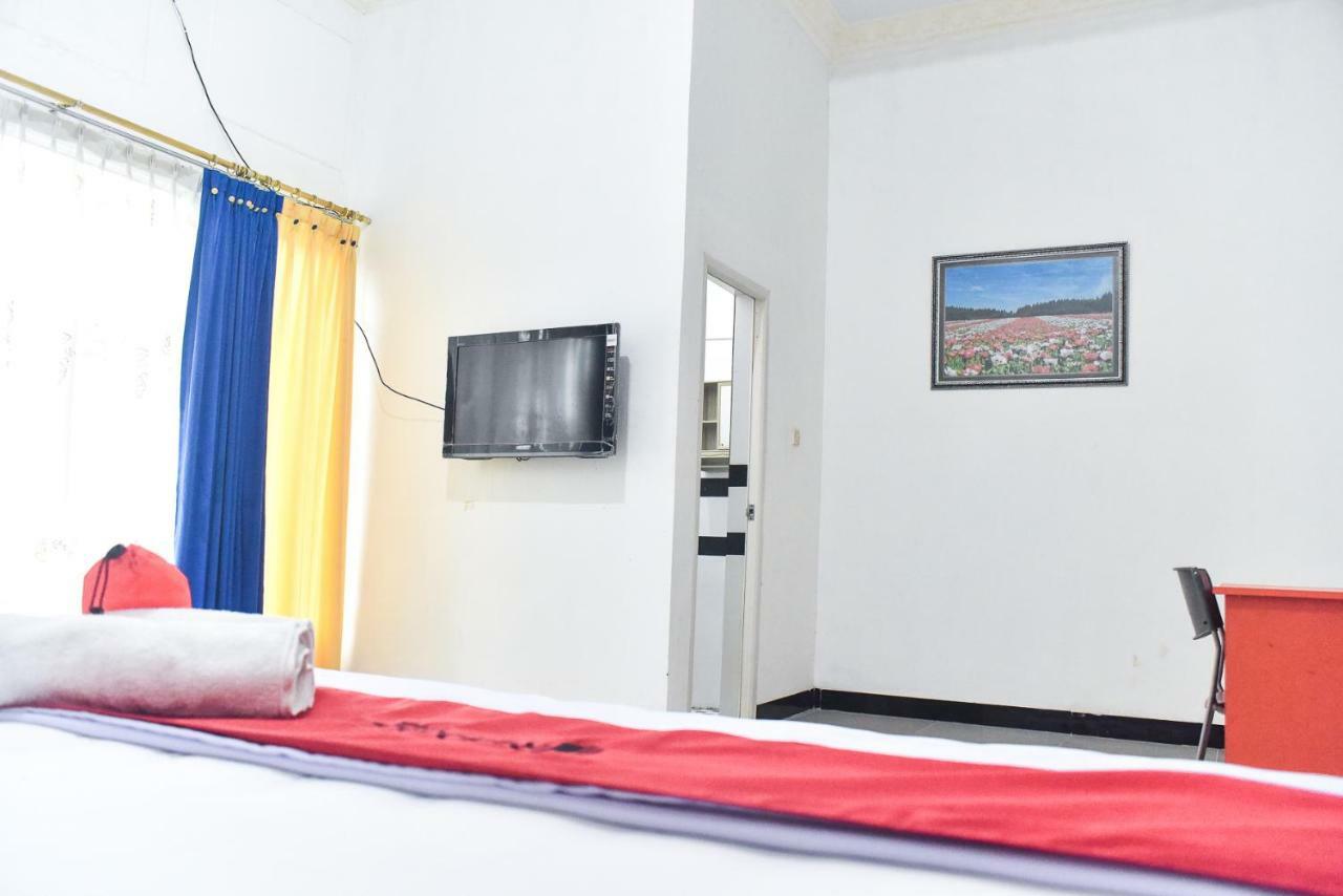 Hotel Reddoorz Near Sultan Hasanuddin Airport 2 Macasar Exterior foto