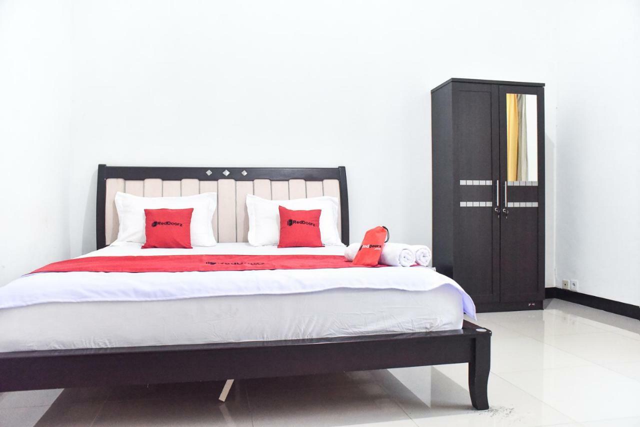 Hotel Reddoorz Near Sultan Hasanuddin Airport 2 Macasar Exterior foto